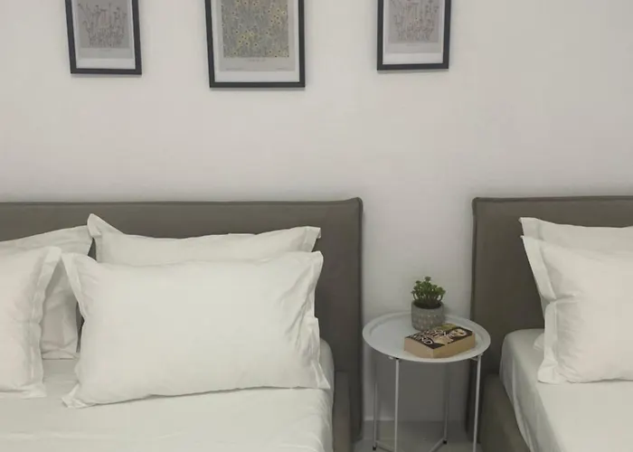 Lulu - Gray Apartament Golem (Tirana)